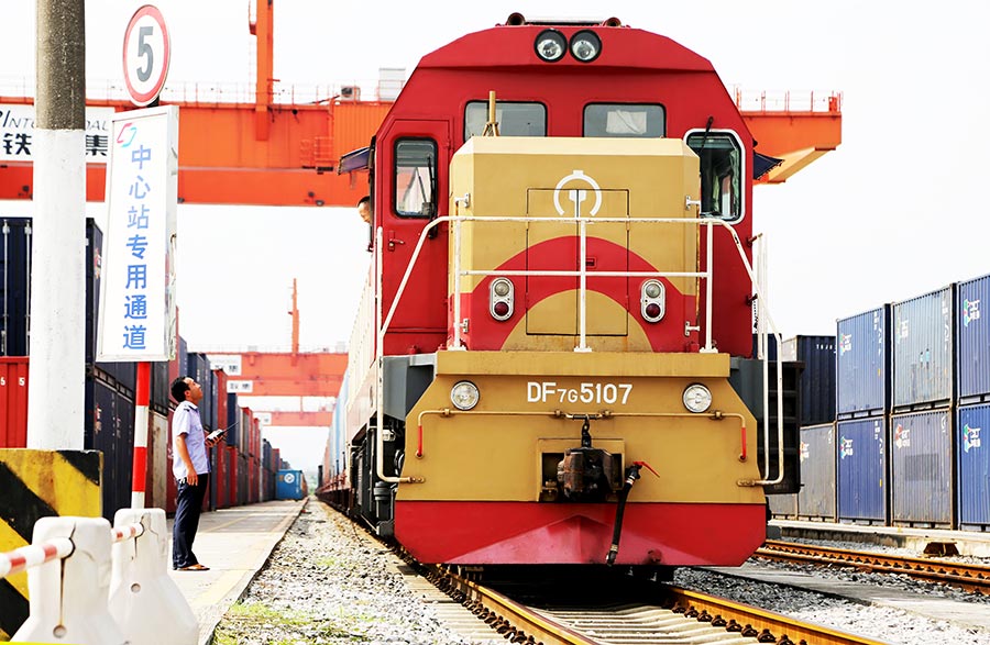 2014-08-30-首趟整車(chē)進(jìn)口班列抵達(dá)團(tuán)結(jié)村鐵路口岸，80輛奔馳、寶馬、大眾.jpg